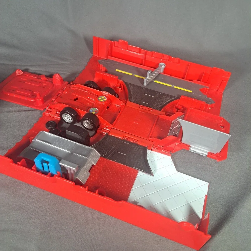 Disney Pixar Cars Transforming Mack Playset Hauler 95 Lightning McQueen